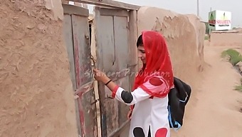 فتاة هندية ساخنة ذات ثديين كبيرين وبوليصة تأمين في فيديو ساخن
