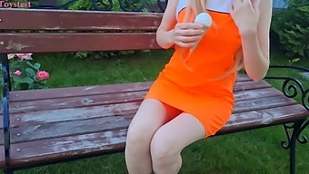 Offentlig Lek Med Vibrator Och Trång Rumpa Tjej Med Glassleksak