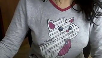 Charming Turkish Cam Model Performs Solo Show At Home